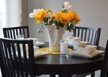 dining table 1348717 1280