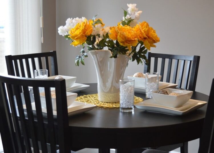 dining table 1348717 1280