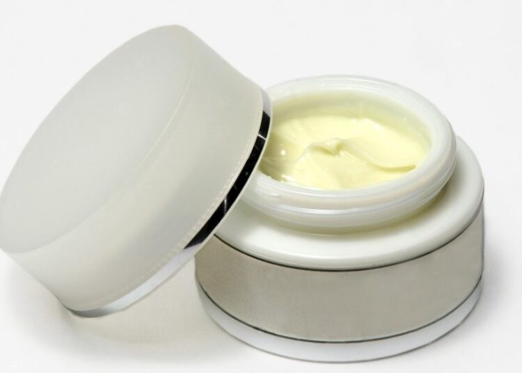 Domácí bylinkový krém na zimu. Lze ho použít i jako originální dárek k Vánocům