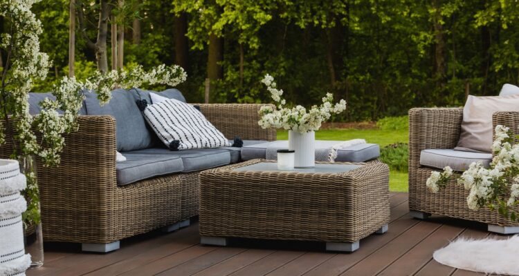 zahradni nabytek 750x400 - Pohodlí a relaxace ve venkovním prostředí: Ergonomický zahradní nábytek