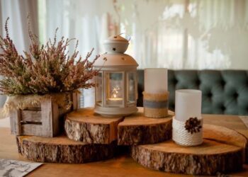 Pink heather in in wooden box Interior decor with candles, lantern, heather, cozy decoration Weeding decor for table Autumn mood blooming forest heather in basket