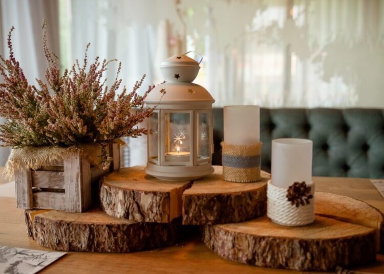 Pink heather in in wooden box Interior decor with candles, lantern, heather, cozy decoration Weeding decor for table Autumn mood blooming forest heather in basket