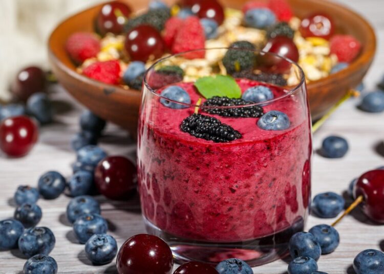 Fruit smoothie and muesli