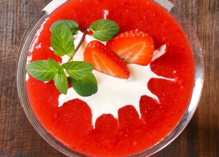 Strawberry puree with cream