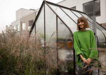 žena u skleníku foto