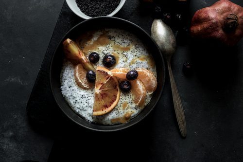 Chia semínka pudink s citrusy v misce