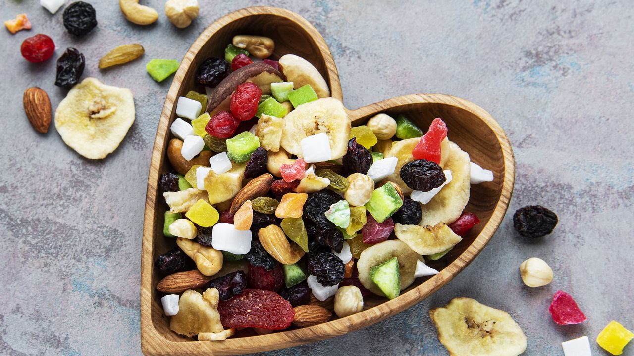 Využití sušeného ovoce v zimních salátech