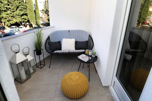 kriptohr balcony 4990666 1280