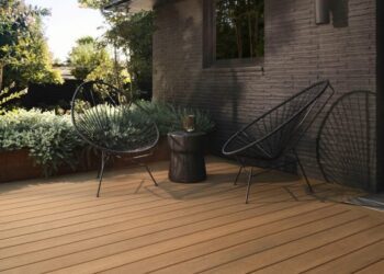 WPC terasa TimberTech Prime+ Coconut Husk u cihlového domu